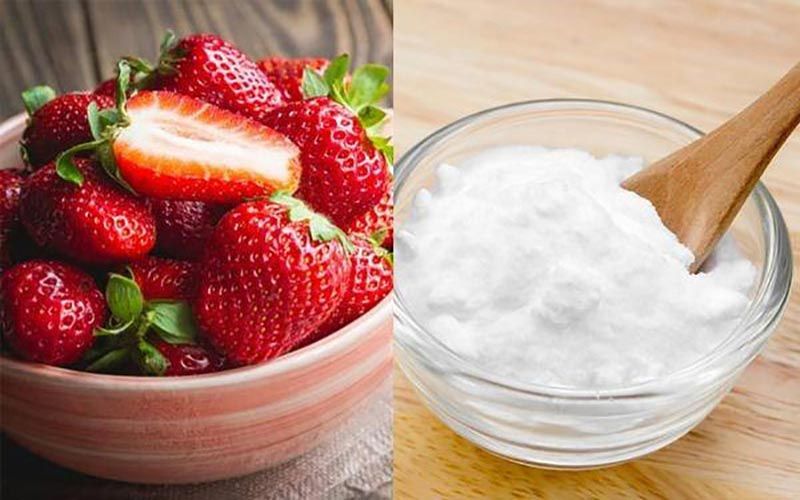 Nguyên liệu:  - 1 quả dâu tây chín  - ½ muỗng cà phê baking soda  Cách thực hiện:  - Nghiền nát dâu tây trong một cái chén nhỏ cho đến khi thật nhuyễn.  - Thêm ½ muỗng cà phê baking soda vào, trộn đều để tạo thành hỗn hợp sệt.  - Dùng bàn chải đánh r