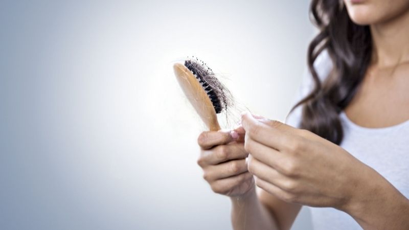 Dùng sản phẩm chăm sóc tóc chứa cồn