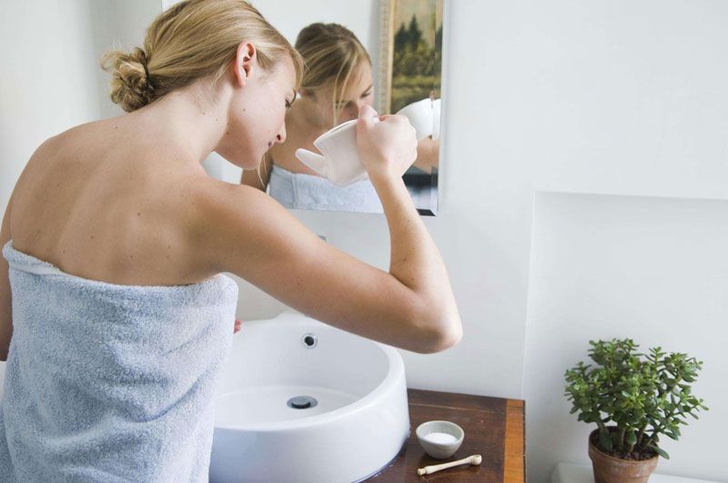 Rửa mũi bằng nước muối sinh lý 