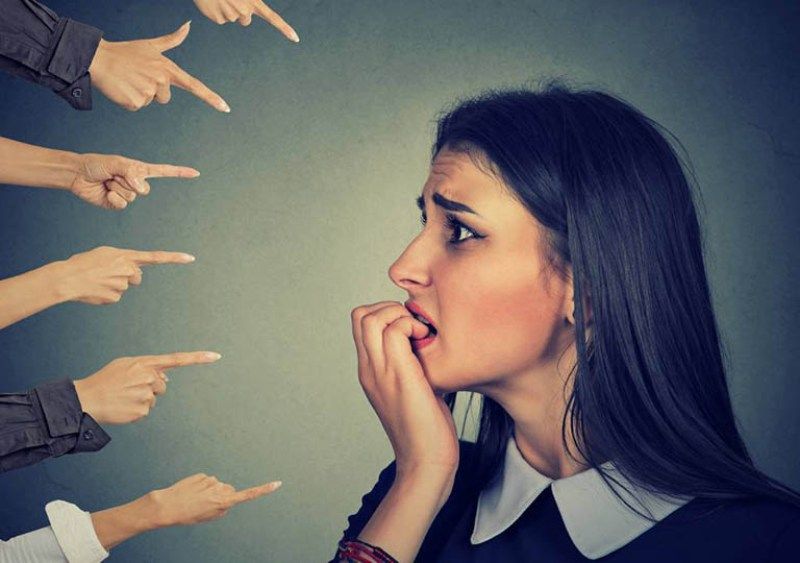 Trong giao tiếp, rất dễ vô tình đặt những câu hỏi mang tính phán xét, khiến người đối diện cảm thấy bị chỉ trích hoặc phòng thủ.