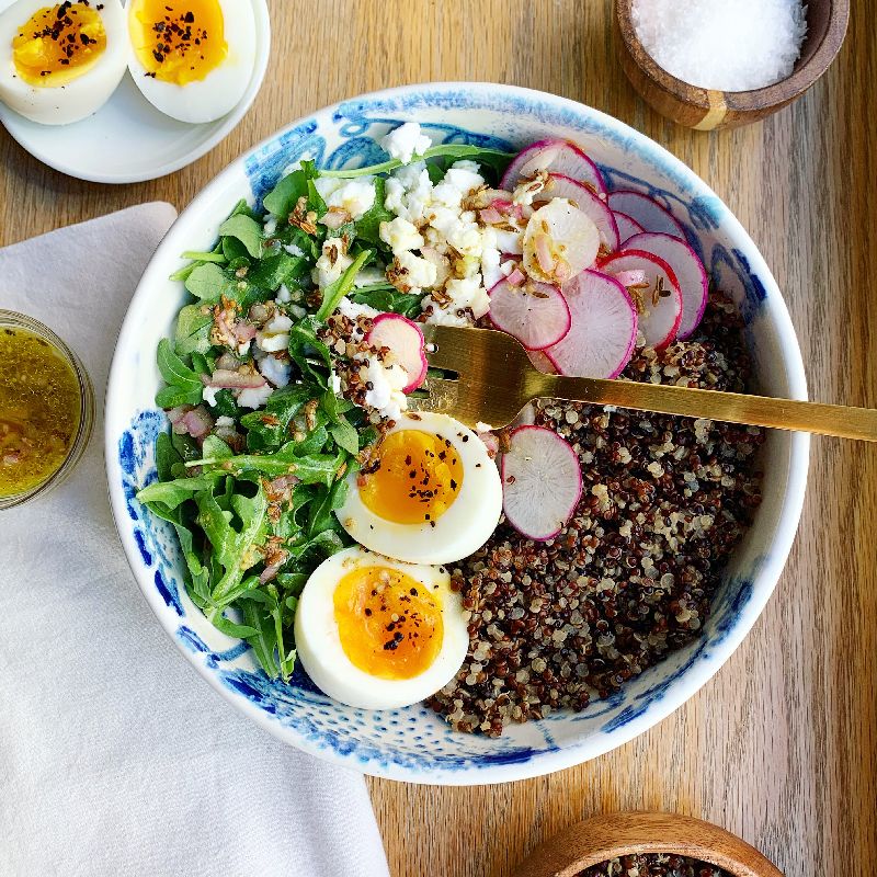 Salad ngũ cốc (quinoa, yến mạch, gạo lứt...) + rau củ + trứng luộc