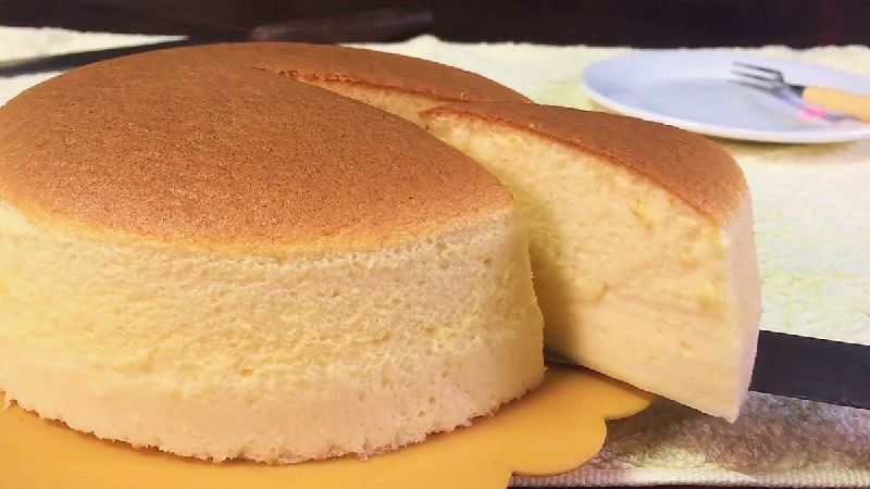  1. Bánh bông lan truyền thống (vani)
