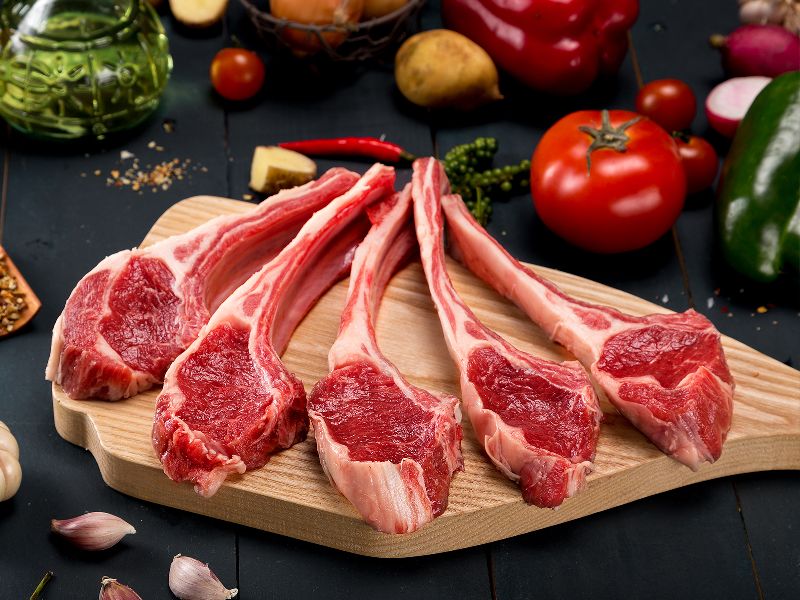 Thịt đỏ là nguồn cung cấp protein và chất béo dồi dào – hai yếu tố quan trọng giúp tăng cân và phát triển cơ bắp.
