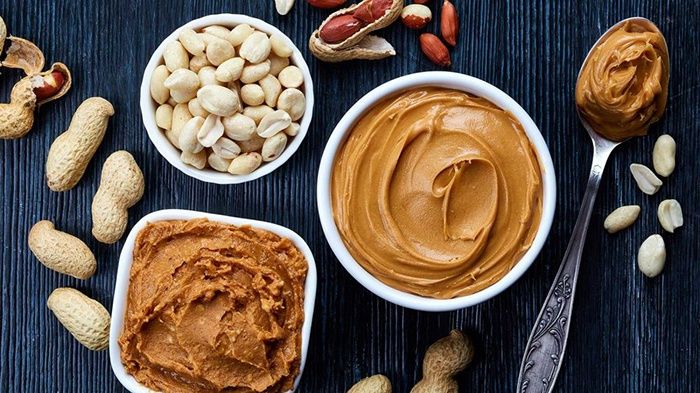 Bơ và các loại hạt là những thực phẩm giàu chất béo lành mạnh, protein thực vật, cùng nhiều vitamin và khoáng chất cần thiết cho cơ thể.