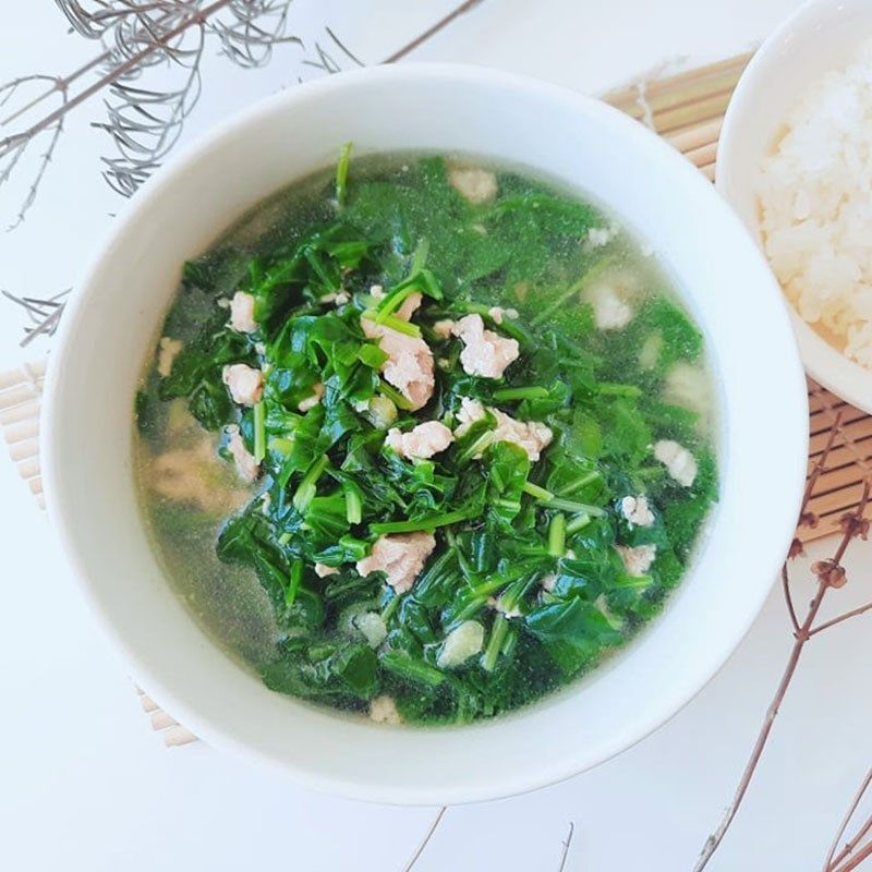 rau bina còn chứa vitamin A, vitamin C, folate và beta-carotene – những dưỡng chất giúp da đầu sản sinh bã nhờn tự nhiên, giữ cho tóc không bị khô xơ và dễ gãy
