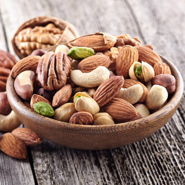 Chúng chứa nhiều vitamin E, kẽm, selen, axit béo omega-3 và omega-6, là những dưỡng chất thiết yếu giúp giảm gãy rụng, tăng cường độ bóng mượt và kích thích mọc tóc.