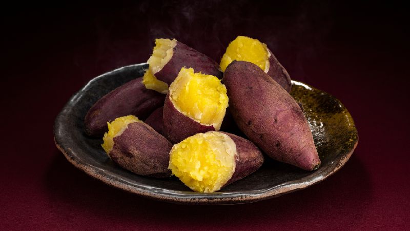  chứa hàm lượng cao beta-carotene – một chất chống oxy hóa mà cơ thể sẽ chuyển hóa thành vitamin A, giúp kích thích tuyến bã nhờn trên da đầu hoạt động hiệu quả, từ đó giữ cho tóc ẩm mượt và ít gãy rụng.