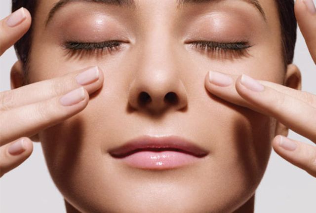 Massage vùng mắt là một phương pháp đơn giản nhưng rất hiệu quả để giảm quầng thâm và sưng tấy quanh mắt. 