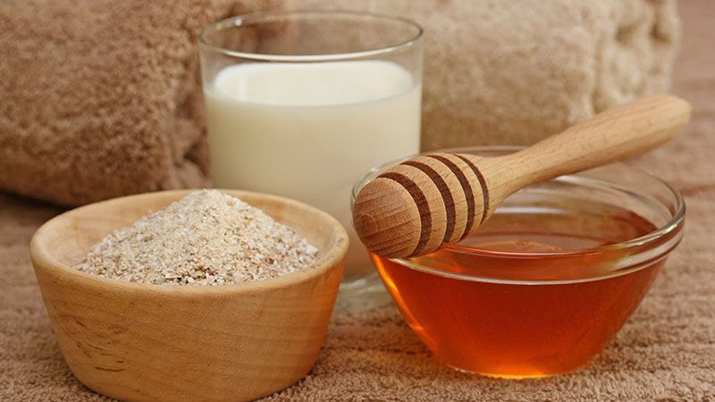 Bột yến mạch là nguyên liệu tự nhiên có khả năng làm sạch da nhẹ nhàng, loại bỏ tế bào chết và làm dịu làn da nhạy cảm. 