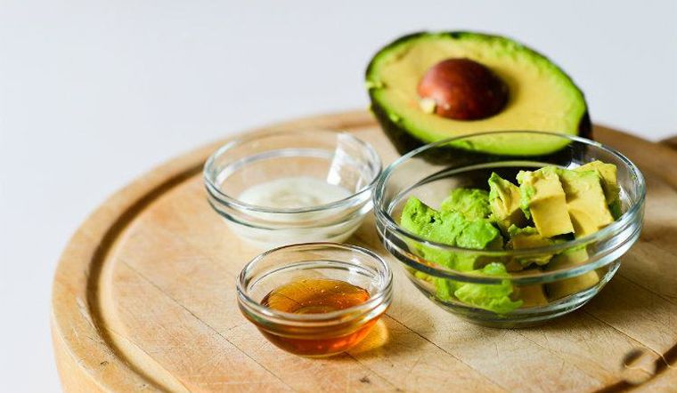 Bơ là loại quả giàu vitamin E, C, cùng các axit béo không bão hòa, giúp nuôi dưỡng làn da từ sâu bên trong, dưỡng ẩm, tăng độ đàn hồi và làm sáng da tự nhiên. 