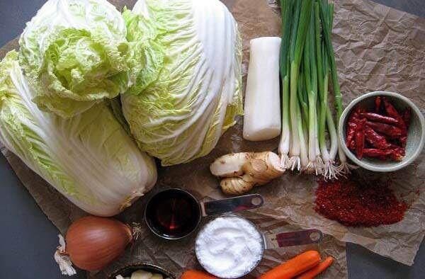 ách làm kim chi cải thảo Hàn Quốc giòn ngon, đơn giản tại nhà, phù hợp với khẩu vị người Việt nhưng vẫn giữ hương vị truyền thống Hàn Quốc.
