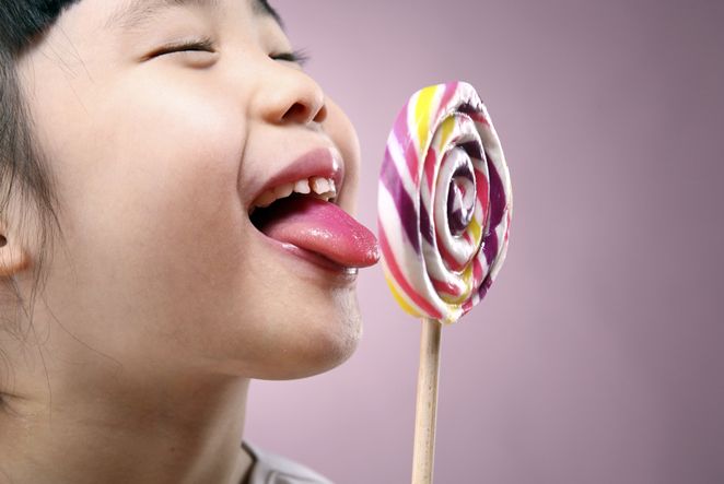 vẫn cần đánh răng nhẹ nhàng để loại bỏ vi khuẩn và mảng bám. Dùng bàn chải lông mềm và kem đánh răng chứa fluoride dành riêng cho trẻ.