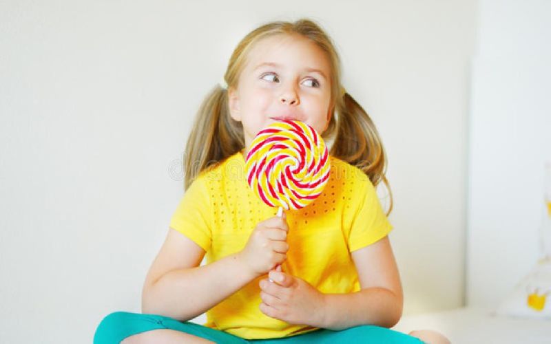 Đối với răng hàm vĩnh viễn, nha sĩ có thể đề xuất biện pháp trám bít hố rãnh để ngăn ngừa thức ăn và vi khuẩn tích tụ gây sâu răng.
