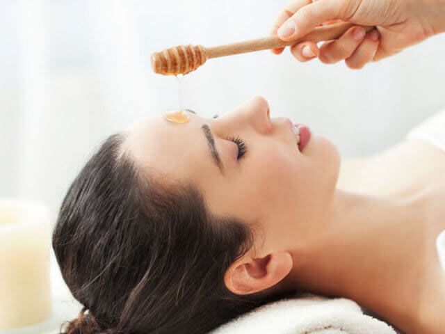 Sữa chua không đường chứa nhiều acid lactic, vitamin B và khoáng chất giúp làm sạch sâu lỗ chân lông, tẩy tế bào chết nhẹ nhàng và làm sáng da tự nhiên. 