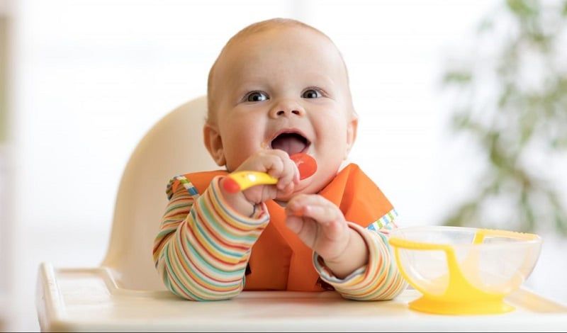  cha mẹ cần quan sát các dấu hiệu cho thấy bé đã sẵn sàng về mặt thể chất và phát triển để bắt đầu tập ăn.