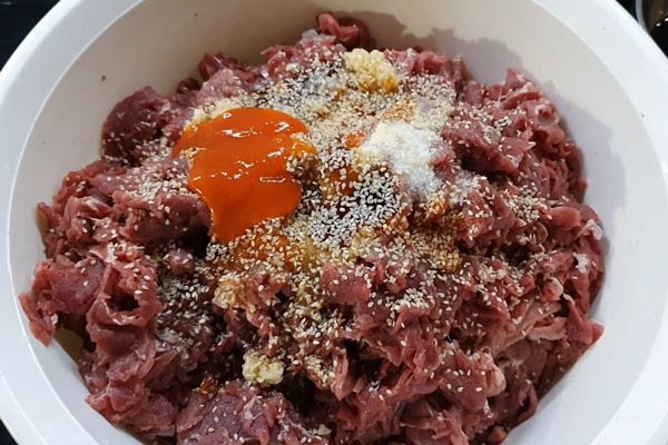 Bước 1: Ướp thịt bò