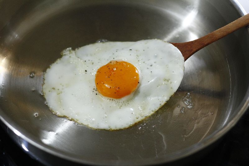 Bước 4: Ốp la trứng