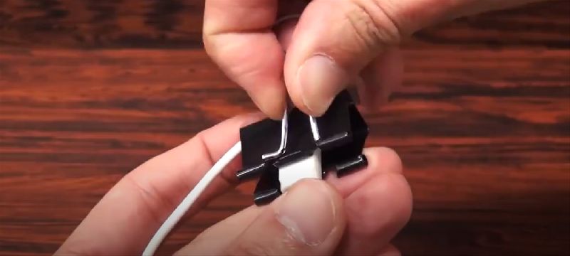 Dùng kẹp giấy để sắp xếp dây sạc, dây tai nghe