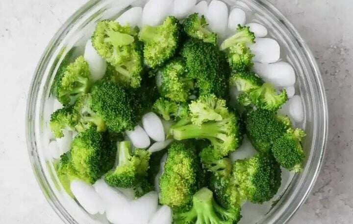 Dùng đá viên để sốc nhiệt rau củ