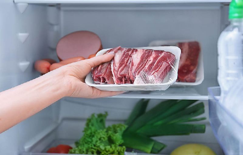 Cho thực phẩm vào tủ lạnh trước khi thái