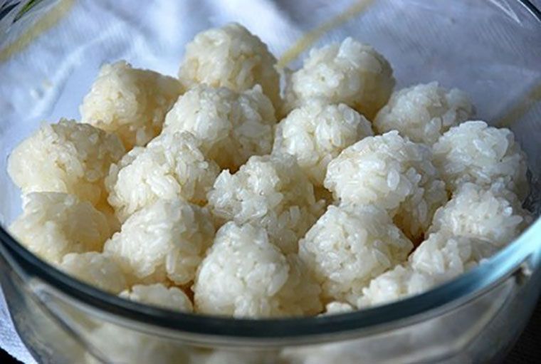  cách làm rượu nếp truyền thống đơn giản tại nhà, sử dụng những nguyên liệu dễ kiếm và quy trình không quá phức tạp. Rượu nếp có thể làm từ nếp cẩm, nếp cái hoa vàng, hoặc nếp thường – tùy sở thích.