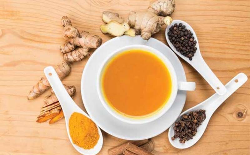 cách làm rượu gừng nghệ hạ thổ đơn giản tại nhà dành cho phụ nữ sau sinh, giúp hỗ trợ làm ấm cơ thể, giảm mỡ bụng, săn chắc da, làm sáng da và hỗ trợ phục hồi sức khỏe 