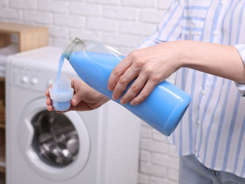 Mách bạn các mẹo giữ màu quần áo khi giặt hiệu quả