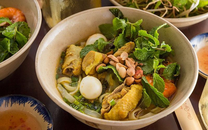 ách nấu mì Quảng gà Đà Nẵng chuẩn vị, đơn giản tại nhà, dễ ăn, hợp khẩu vị nhiều người – đặc biệt phù hợp cho những buổi tụ họp gia đình
