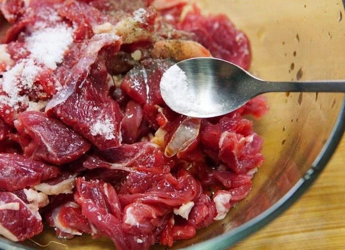  Ướp thịt trước ít nhất 15–30 phút – Bí quyết cho món bò đậm đà, thơm ngon
