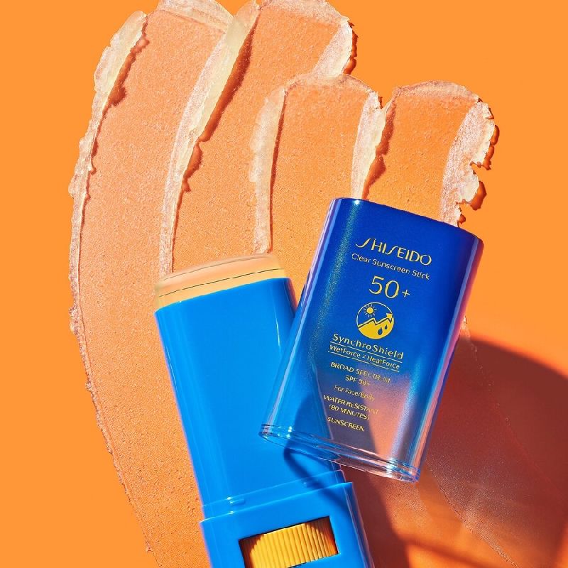 Kem chống nắng dạng sáp (stick sunscreen) là một lựa chọn khá phổ biến hiện nay, đặc biệt nhờ vào sự tiện lợi, nhỏ gọn và không gây lem khi sử dụng.