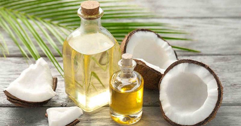 Dầu dừa là một trong những nguyên liệu thiên nhiên giàu axit lauric – một chất có đặc tính kháng khuẩn, kháng nấm mạnh, giúp tiêu diệt vi khuẩn và nấm gây gàu.