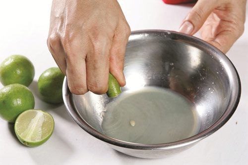 . Dùng nước cốt chanh – Bí quyết làm mờ nám bằng axit tự nhiên