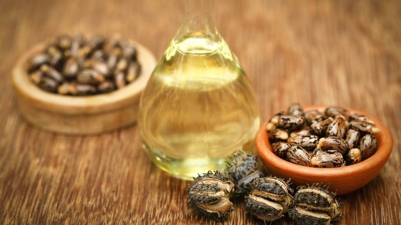  Dùng dầu thầu dầu (castor oil)