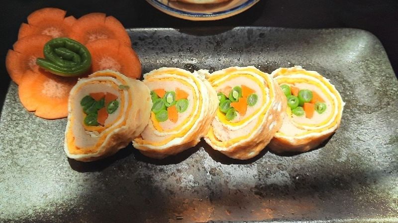 Trứng chiên rau củ là một món ăn quen thuộc, dễ làm và đặc biệt phù hợp cho cả bữa sáng, trưa hoặc tối.