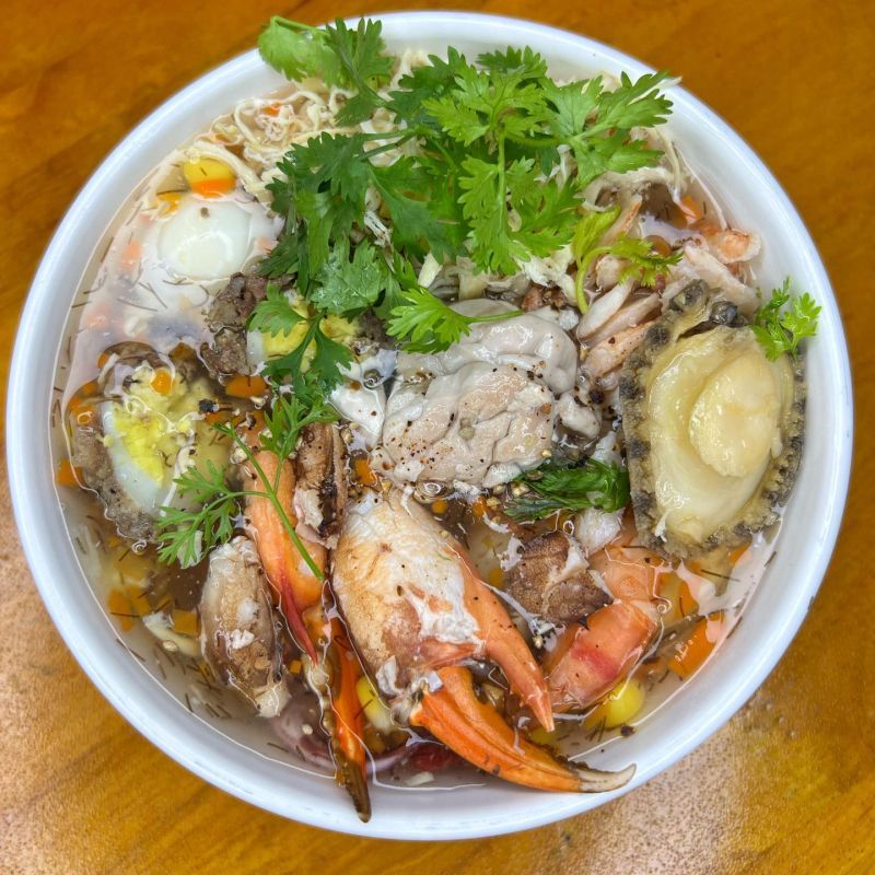 Súp cua là một món ăn vừa ngon miệng, vừa bổ dưỡng, thường xuất hiện trong các bữa tiệc, nhà hàng hay làm món khai vị trong những dịp đặc biệt.