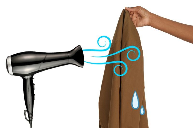 Sử dụng máy sấy tóc làm khô quần áo