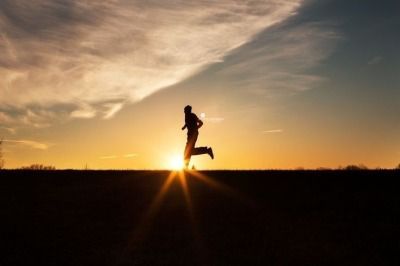 Chạy bộ giúp giải tỏa căng thẳng, kích thích hệ thống cơ, và giữ cơ thể cảm giác tỉnh táo.