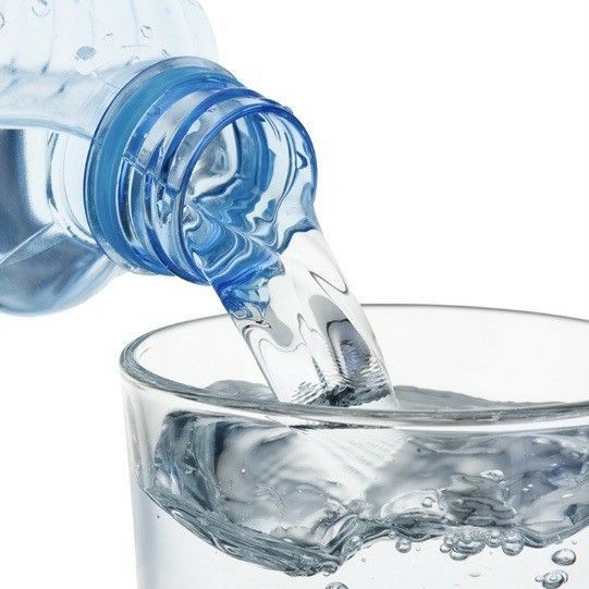 Do đó, uống một cốc nước lớn vào buổi sáng giúp cân bằng lại lượng nước mất đi trong đêm qua cơ thể