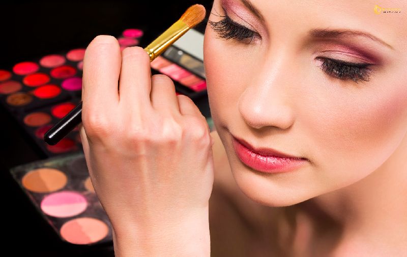 make-up cho phù hợp ,không bị mù quáng 
