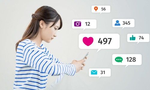 Mạng xã hội giúp con người kết nối với nhau dễ dàng hơn bao giờ hết. Bất kể khoảng cách địa lý, chỉ cần một chiếc điện thoại thông minh, bạn có thể trò chuyện, chia sẻ hình ảnh, video và cảm xúc với bạn bè, người thân hoặc thậm chí là người lạ trên k