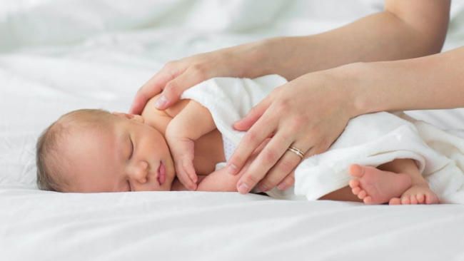 Trẻ sơ sinh có đường thở nhỏ và hệ hô hấp chưa phát triển hoàn thiện, vì vậy rất dễ bị nghẹt mũi, khò khè do thời tiết thay đổi, bụi bẩn hoặc sữa trào ngược. 
