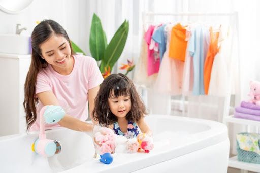 Mẹo phòng bệnh và chăm sóc sức khỏe cho trẻ mùa mưa bão 
