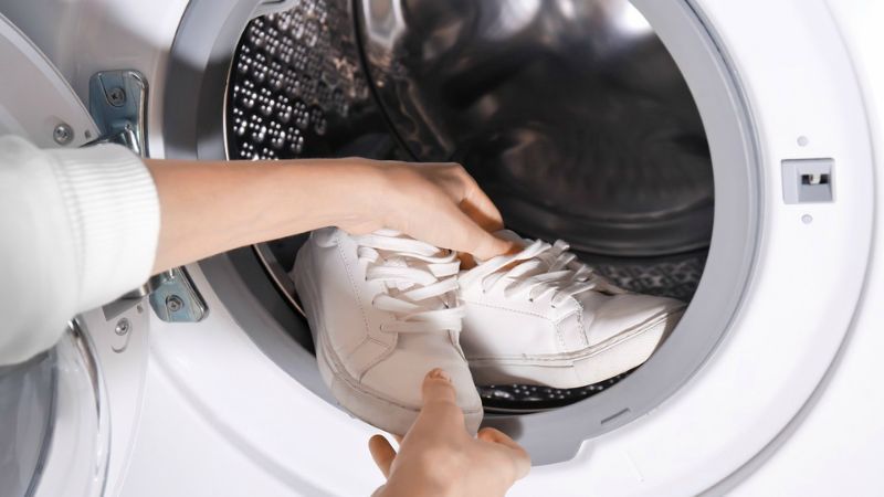 Không nên giặt giày thể thao bằng máy giặt