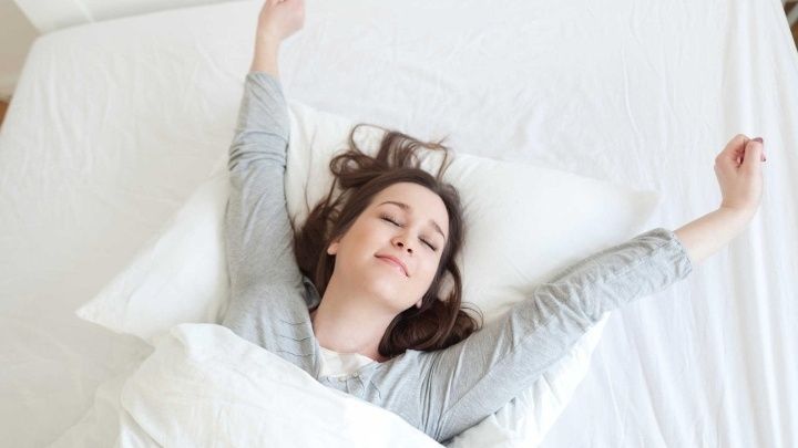 ngủ đủ giấc và đúng giờ không chỉ giúp bạn cảm thấy khỏe khoắn mỗi sáng mà còn bảo vệ cơ thể khỏi nhiều bệnh lý nguy hiểm.