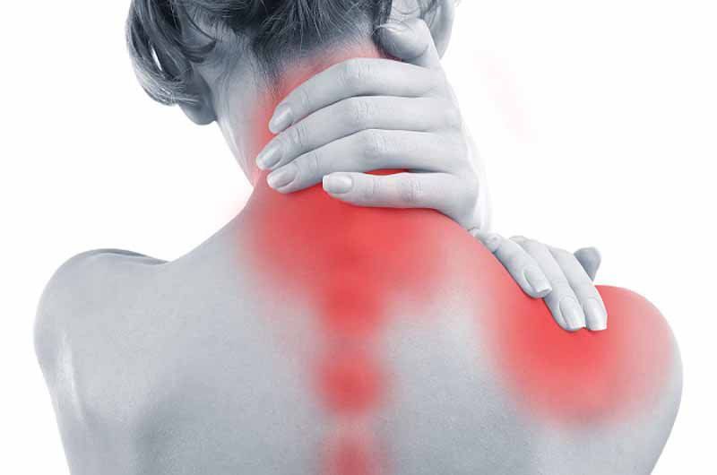 Ở phụ nữ, đau có thể không rõ ràng và lan sang cổ hoặc hàm.