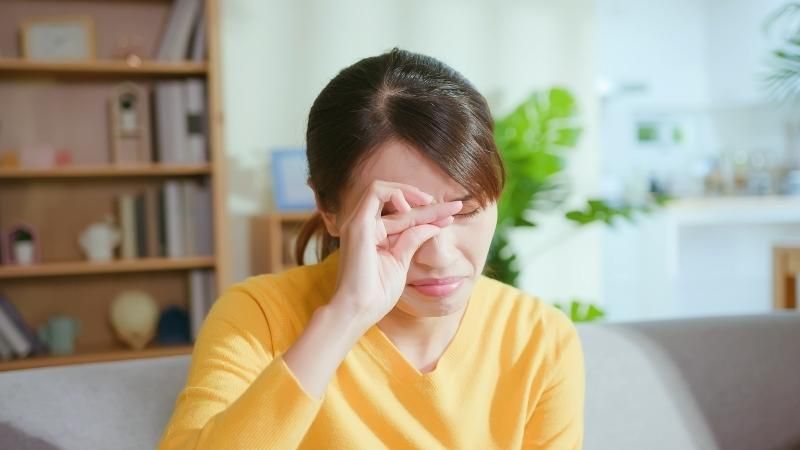  Không dụi mắt, chớp mắt nhẹ nhàng