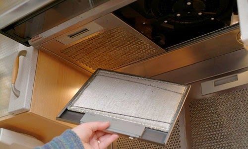 Vệ sinh các khe, mép của nơi lắp tấm lọc 