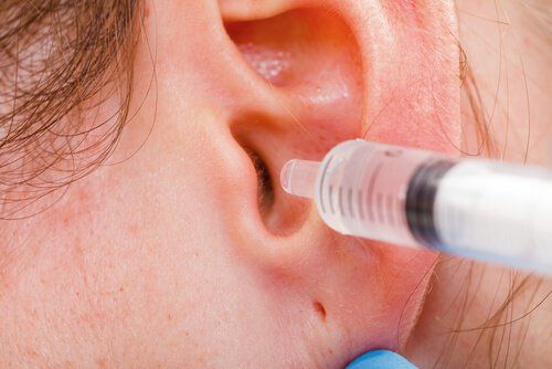 Nước chảy vào tai có nguy hiểm không? 