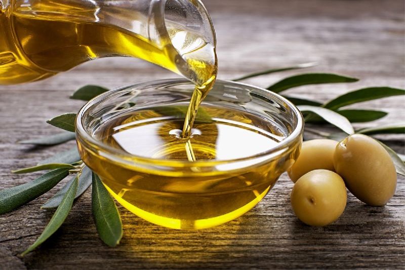 ết cấu nhẹ và khả năng thẩm thấu nhanh, dầu oliu không chỉ cấp ẩm tức thì mà còn giúp làm sáng màu môi nếu sử dụng thường xuyên.