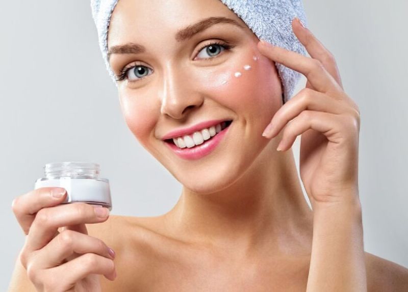  làn da bắt đầu thay đổi do nội tiết tố, dễ nổi mụn, đổ dầu hoặc khô ráp hơn. 